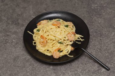 Leziz spagetti karides, krema sos ve peynir - İtalyan gıda tarzı