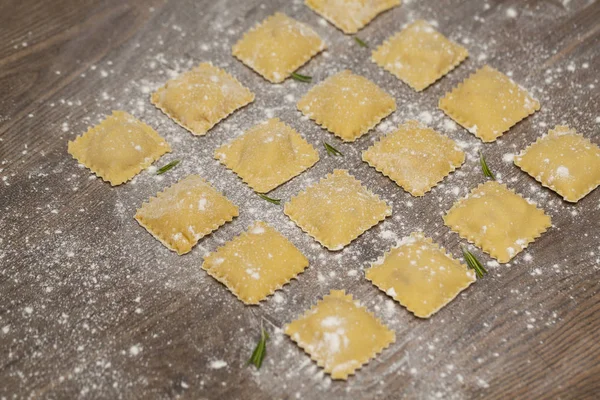 Chutné Raw Ravioli Moukou Dřevěné Pozadí Proces Tvorby Italské Ravioli — Stock fotografie