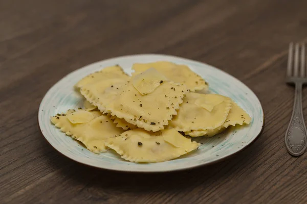 Piatto Ravioli Con Parmigiano Sul Tavolo Legno Gustosi Ravioli Con — Foto Stock