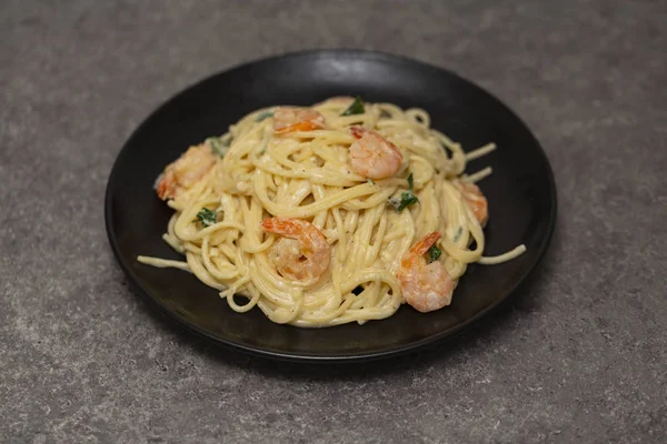 Leziz spagetti karides, krema sos ve peynir - İtalyan gıda tarzı