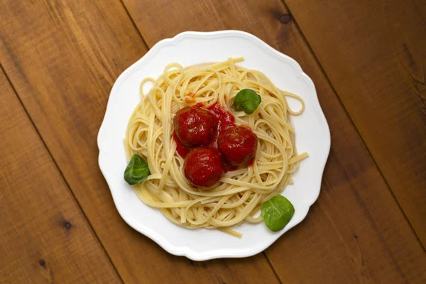 Paste Spaghete Chiftele Sos Roșii Busuioc Ierburi Brânză Parmezan Fundal — Fotografie, imagine de stoc