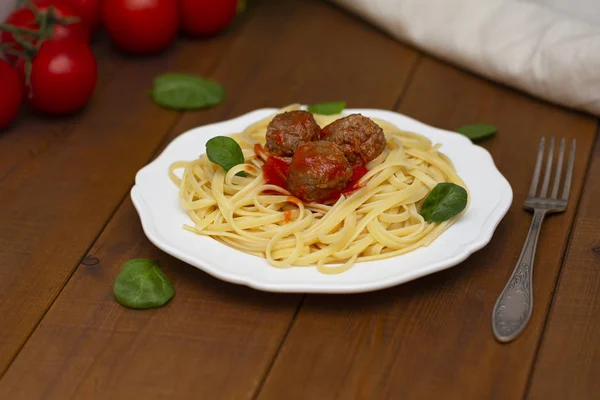意大利面面食肉丸 番茄酱 香草帕玛森奶酪在木制背景 选择性对焦 — 图库照片