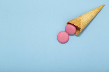 Gözleme koni ile renkli macaron veya mavi pastel renkli üstten görünüm üzerinde acıbadem kurabiyesi. Düz yatıyordu kompozisyon.