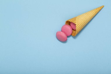Gözleme koni ile renkli macaron veya mavi pastel renkli üstten görünüm üzerinde acıbadem kurabiyesi. Düz yatıyordu kompozisyon.