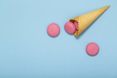 Gözleme koni ile renkli macaron veya mavi pastel renkli üstten görünüm üzerinde acıbadem kurabiyesi. Düz yatıyordu kompozisyon.