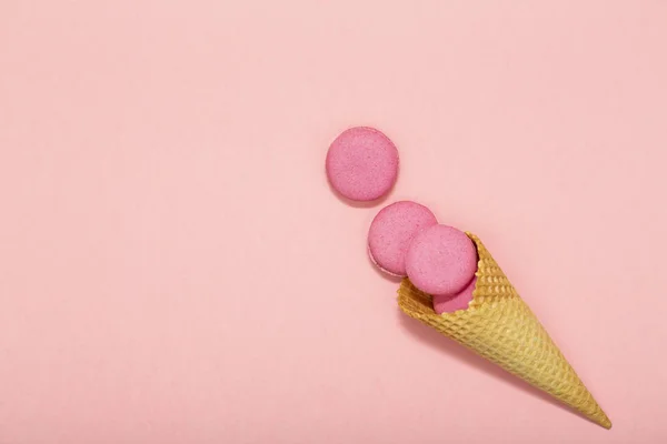 Cono Gofre Helado Con Macarrones Sobre Fondo Rosa Coloridos Pasteles — Foto de Stock