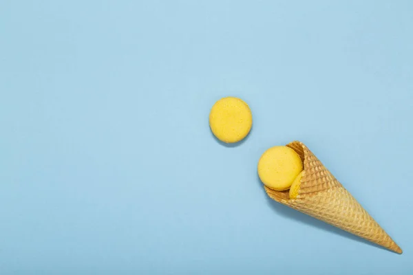 Cono Gofre Con Colorido Macaron Macarrón Sobre Fondo Pastel Azul — Foto de Stock