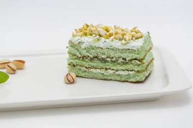 Beyaz arka plan üzerinde fıstıklı kek. 