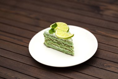 Doldurma limonlu pasta dilimi nane ve limon ile dekore edilmiştir. Sağlıklı organik yaz tatlı pasta. 