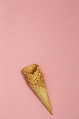 Pastel pembe bir arka plan üzerinde dondurma waffle koniler, üstten görünüm düz yatıyordu, en az kompozisyon. Metin için yer