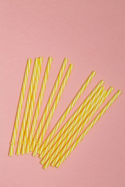 pembe bir arka plan üzerinde sarı çizgili payet