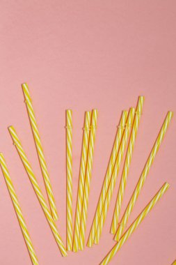 pembe bir arka plan üzerinde sarı çizgili payet