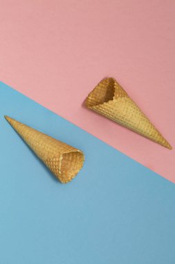 Pastel pembe ve mavi arka plan üzerinde gözleme külah dondurma. Gözleme dondurma külahı. Üstten görünüm. Düz yatıyordu. Modern en az kompozisyon