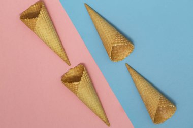 Pastel pembe ve mavi arka plan üzerinde gözleme külah dondurma. Gözleme dondurma külahı. Üstten görünüm. Düz yatıyordu. Modern en az kompozisyon