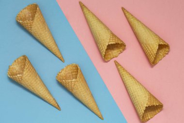 Pastel pembe ve mavi arka plan üzerinde gözleme külah dondurma. Gözleme dondurma külahı. Üstten görünüm. Düz yatıyordu. Modern en az kompozisyon