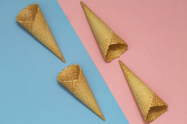 Pastel pembe ve mavi arka plan üzerinde gözleme külah dondurma. Gözleme dondurma külahı. Üstten görünüm. Düz yatıyordu. Modern en az kompozisyon