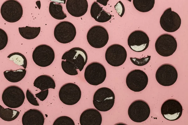 Шоколадне Кремове Сендвіч Печиво Кольоровому Пастельному Фоні Плоский Прошарок Вид — стокове фото