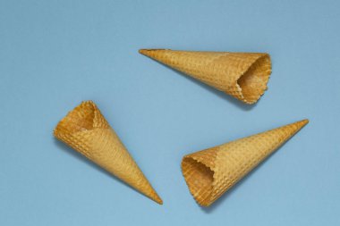 Dondurma koni desen. Mavi arka plan. Tatlı, yaz konsepti. Düz yatıyordu. Üstten görünüm. Portre