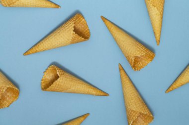 Dondurma koni desen. Mavi arka plan. Tatlı, yaz konsepti. Düz yatıyordu. Üstten görünüm. Portre