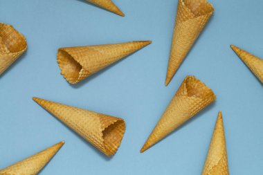 Dondurma koni desen. Mavi arka plan. Tatlı, yaz konsepti. Düz yatıyordu. Üstten görünüm. Portre