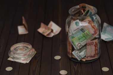 Rus banknotlar cam ahşap arka plan üzerinde. Kaydetme para kavramı