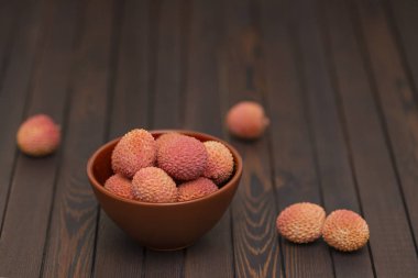 Lychees meyve ahşap arka plan üzerinde. Çin kopya alanı ile ahşap arka plan üzerinde