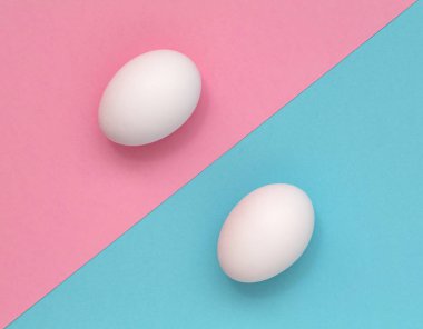 Pastel arka plan üzerinde beyaz Paskalya yumurtası. Mutlu Paskalya kavramı. En az kavramı. Düz yatıyordu. Üstten görünüm.