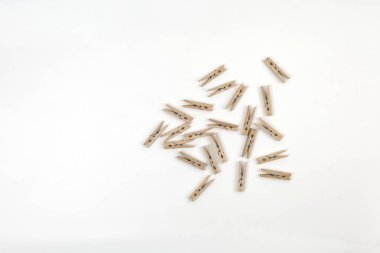 Beyaz zemin üzerinde izole ahşap mandallar