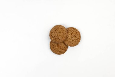 Beyaz arka plan üzerinde izole üç ev yapımı yulaf ezmeli kurabiye. Portre 