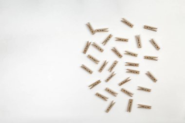 Beyaz zemin üzerinde izole ahşap mandallar