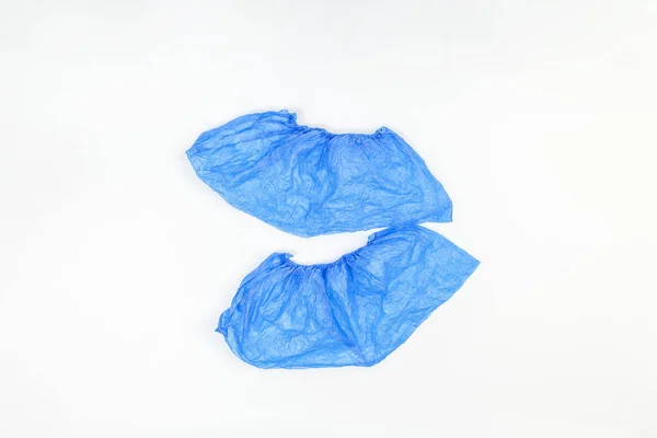 Beyaz zemin üzerine mavi Tıp galoş. Sağlık kurumlarında temizlik. Üstten görünüm
