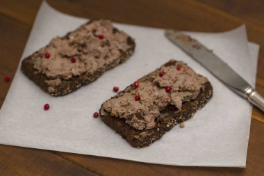 Ev yapımı tavuk karaciğer pate ekmek üzerinde
