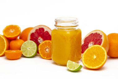 Taze karıştırılmış sarı ve turuncu meyve yüzlü cam. Cam kavanoz bardağı Portakal sağlık güler yüzlü, limon, greyfurt, limon, mandalina ile. Seçici odak. Uzay kopyalayın. Vejetaryen yiyecekler kavramı.  