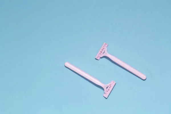 Afeitadoras Femeninas Rosadas Aisladas Fondo Azul Maquinillas Afeitar Desechables Mujeres — Foto de Stock