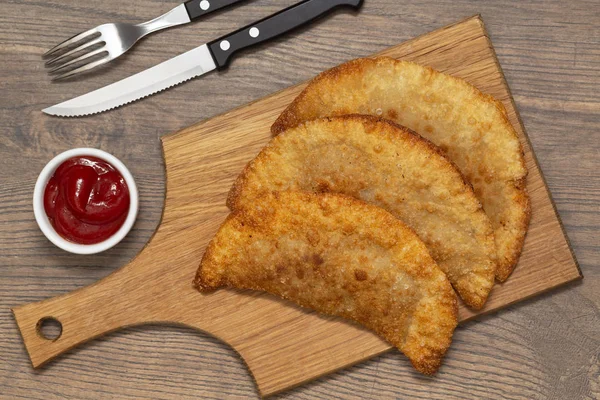 木製の背景に作りたてチェブレック チェブレック揚げた肉と玉ねぎパイです Empanadas ペストリー — ストック写真