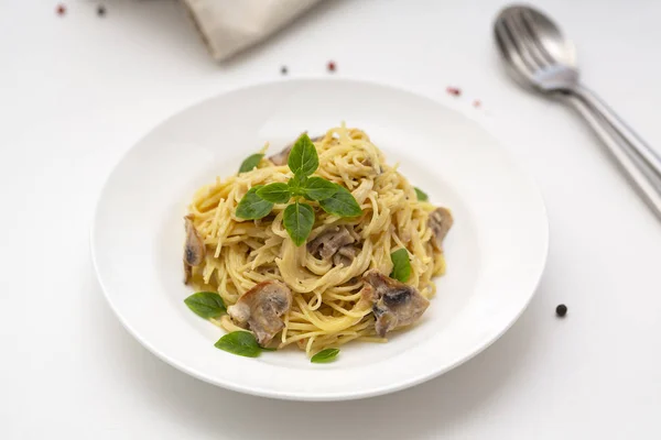 Mantar spagetti makarna ve krema sosu. Champignon mantar ile ev yapımı makarna çeşitleri. 