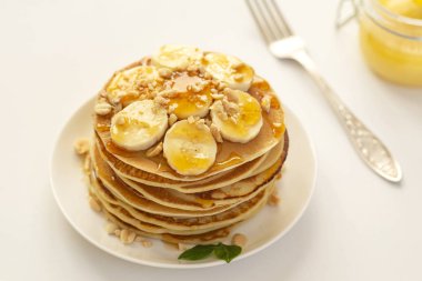 Tatlı ev yapımı yığını, krep muz, fındık ve bal ile. Lezzetli kahvaltı.