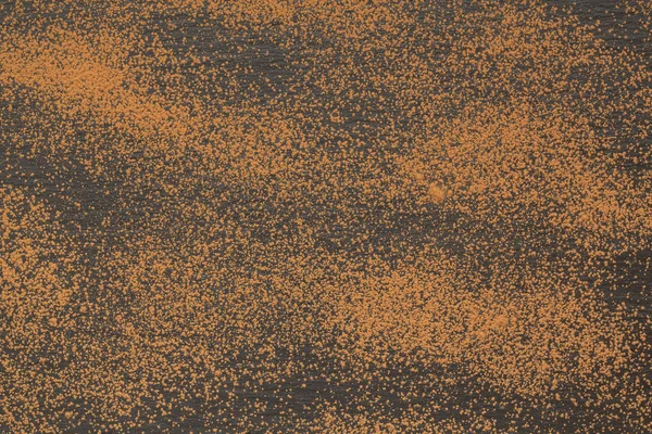 ココア シナモン 茶色の粉 黒い背景 上面に懸濁液を落下 — ストック写真