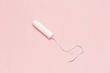 Pembe arka planda pamuk tampon. Adet dönemi konsepti. Kadın hijyen koruması. Üst manzara, düz uzanma.