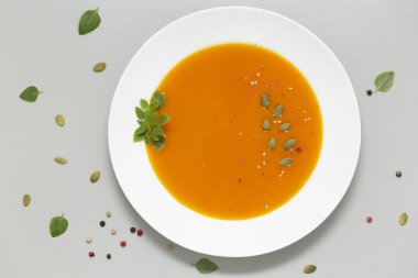 Balkabağı çorbası otlar ile krem ve kabak çekirdeği servis beyaz kase. Mevsim sonbahar gıda - baharatlı balkabağı çorbası. Üstten Görünüm. 