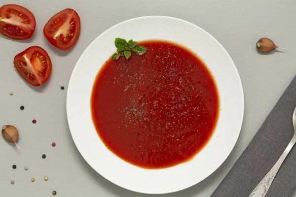 배경에 그릇에 토마토 토마토와 신선한 허브와 마늘과 향신료의 — 스톡 사진