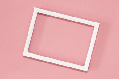 Metin pembe pastel arka plan üzerinde beyaz bir çerçeve. Üstten Görünüm, düz yatıyordu.