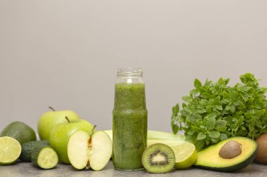 Cam Kavanoz kupalar yeşil sağlık güler yüzlü, salatalık, maydanoz, fesleğen, limon, elma, kivi, avokado, marul. RAW, vegan, vejetaryen gıda kavramı. 