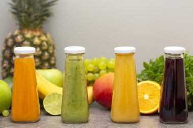 Sebze ve meyve smoothies cam şişelerde ürün yelpazesine. Taze organik Smoothie maddeler. Detoks, diyet veya sağlıklı gıda kavramı. Vejetaryen yiyecekler.