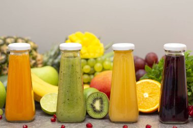 Sebze ve meyve smoothies cam şişelerde ürün yelpazesine. Taze organik Smoothie maddeler. Detoks, diyet veya sağlıklı gıda kavramı. Vejetaryen yiyecekler.