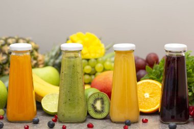 Sebze ve meyve smoothies cam şişelerde ürün yelpazesine. Taze organik Smoothie maddeler. Detoks, diyet veya sağlıklı gıda kavramı. Vejetaryen yiyecekler.