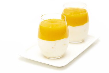 Mango ve beyaz arka plan üzerine nane ile meyve tatlı. Mango mousse. İtalyan tatlı, ev yapımı yemekler. 