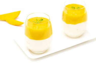 Mango ve beyaz arka plan üzerine nane ile meyve tatlı. Mango mousse. İtalyan tatlı, ev yapımı yemekler. 