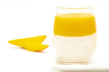 Mango ve beyaz arka plan üzerine nane ile meyve tatlı. Mango mousse. İtalyan tatlı, ev yapımı yemekler. 