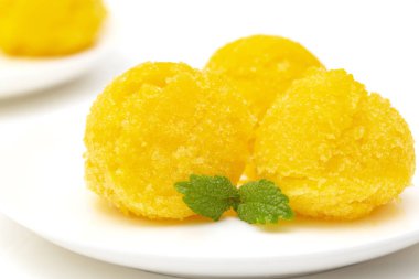 Yaz tatlısı Mango şerbeti, dekore nane yaprakları. Mango şerbeti bir kâse closeup.